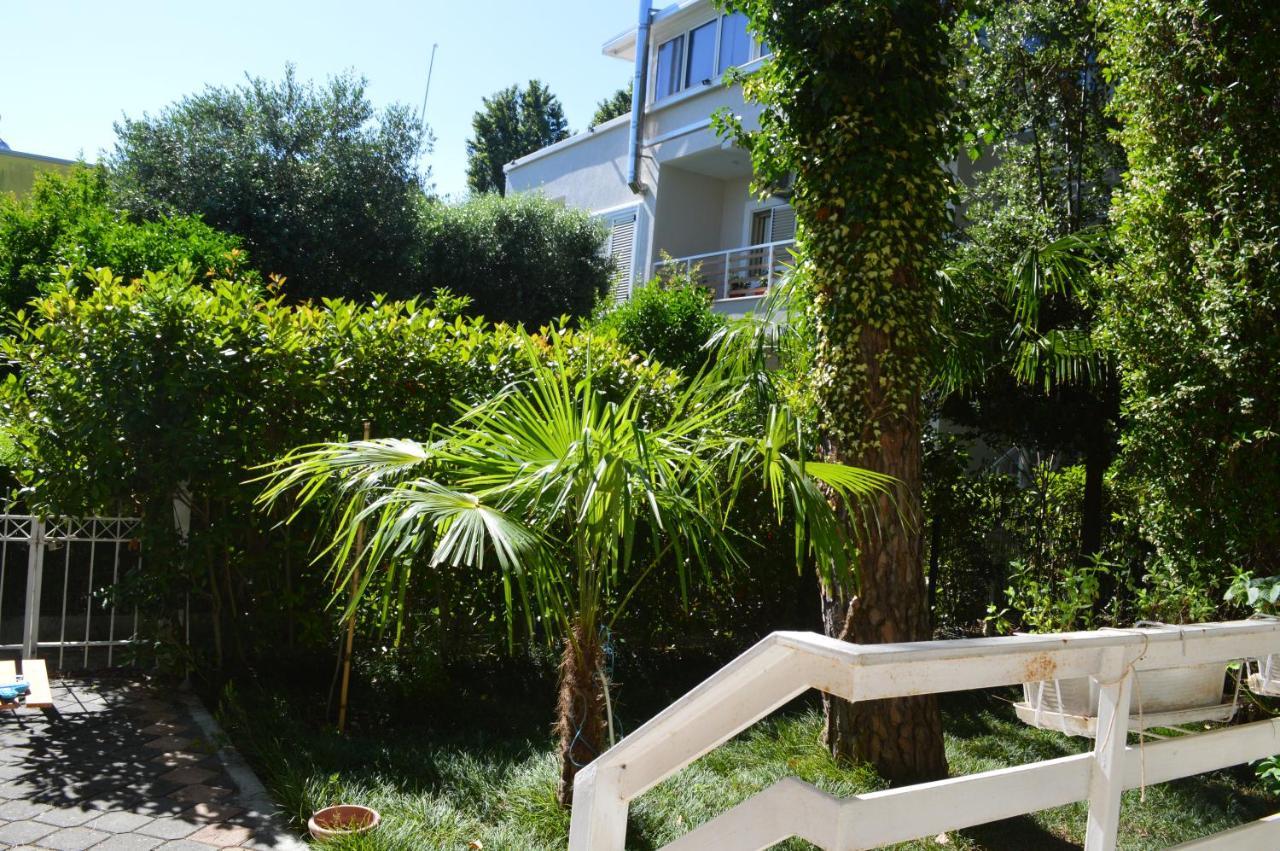 Вилла A Cozy Duplex In The Lalzi Bay Дуррес Экстерьер фото
